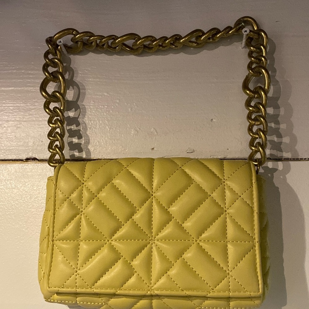 Yellow shoulder handbag with thick gold chain from Zara